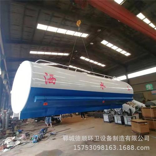 德順10噸灑水車儲(chǔ)水罐報(bào)價(jià)解析 12立方工地運(yùn)水罐東風(fēng)國六噴灑車性價(jià)比之選